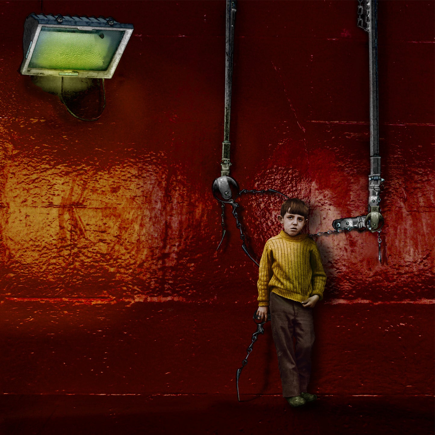 "Niño y pared roja"