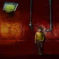 Niño y pared roja