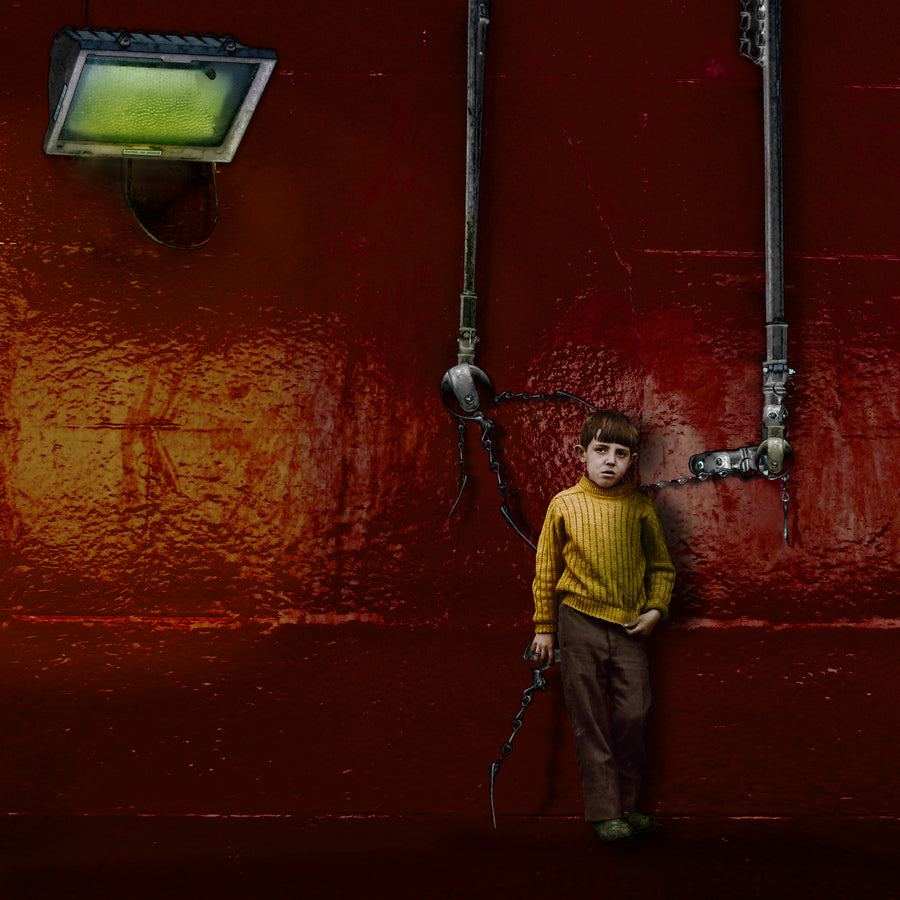 Niño en pared roja